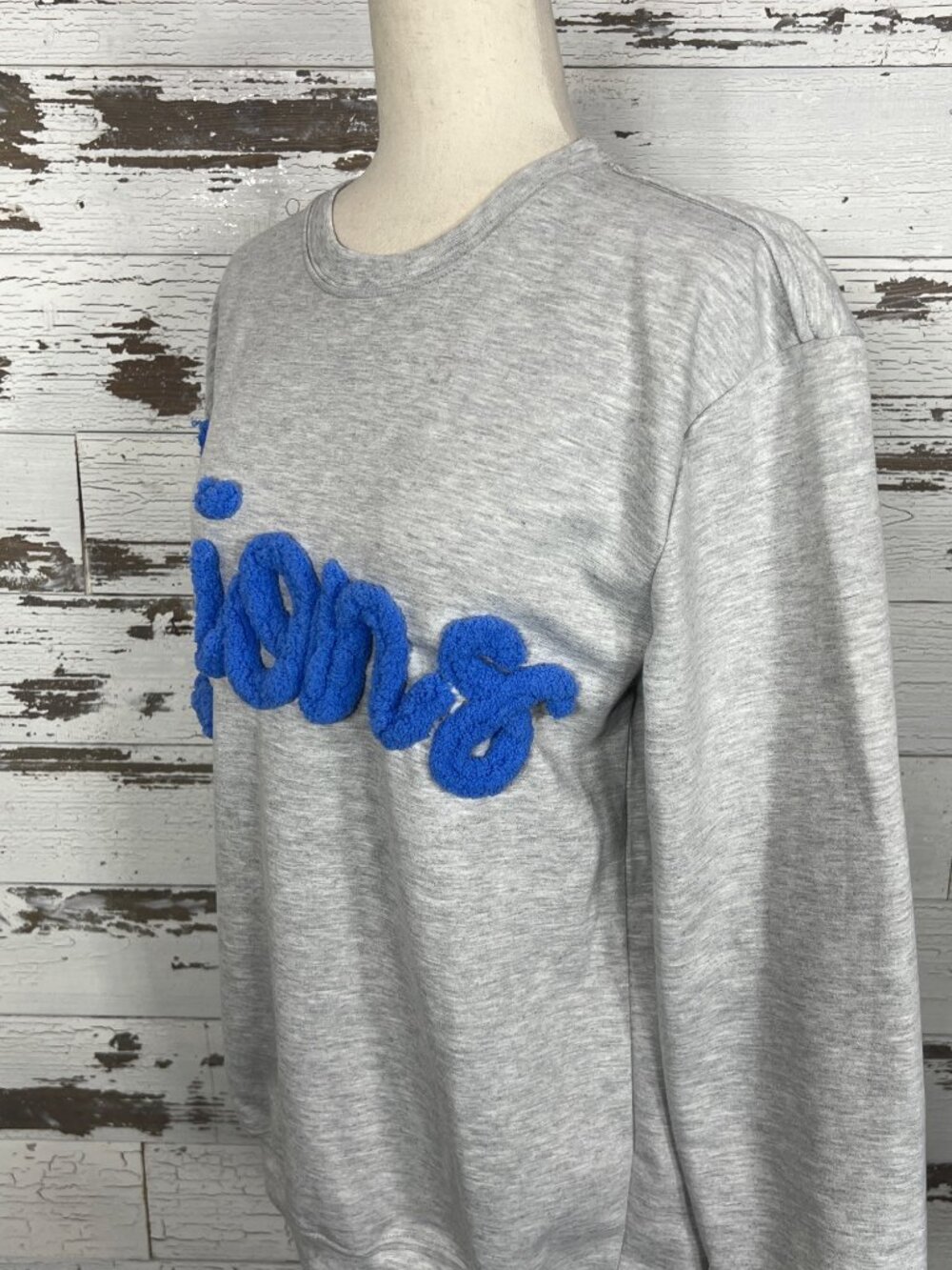 VANGO BRAND Sweatshirt Lions Chenille Embroidered Letter Gray UNISEX Sz M NWOT - Picture 3 of 5
